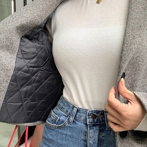 <b>울 헤링본 세미 크롭 누빔 자켓</b>